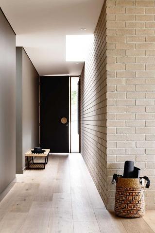富穀道空間設計有限公司 - 玄關類天窗照明與淺色磚牆＿僅供設計參考