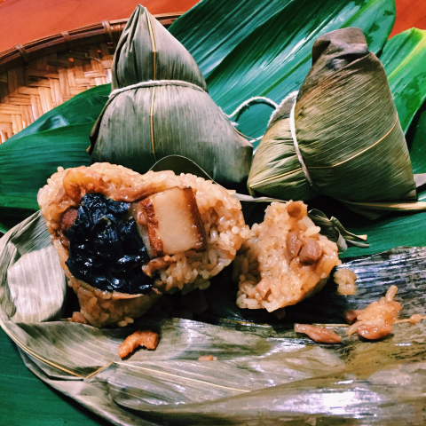 Mrs.ma 古早味食品坊 - 古早味北部肉粽(葷/素｜)原價 $ 40 
米飯由木製的蒸籠蒸製而成的，與自製的豬油搭配混合，待米飯炒至均勻後，放置陰涼處，等待米飯稍微不燙之後，就能包成一顆顆的肉粽。

而裡頭的餡料也是豪邁～不但有豬五花肉，也有蘿蔔乾、香菇等配料。而豬五花肉，有肥瘦肉，肥肉吃起來Q彈可口不油膩，瘦肉吃起來更是一點都不乾澀。一個份量更是比你的拳頭還要大，絕對能滿足你飢腸轆