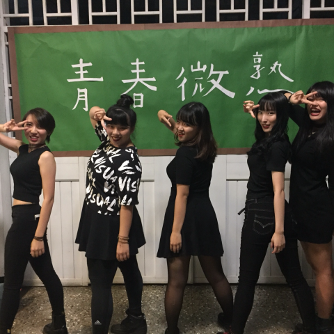 李宥萱 - 與大學同學系上舞蹈表演。