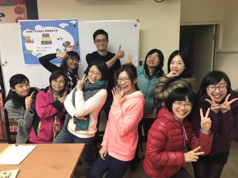 潛能發展與遊戲化設計/黃筱雅 - 設計英語教學教師的專業提升課程，透過遊戲參與來提升英語學習動機，參與教師亦透過此次活動重新反思教學熱忱與價值。