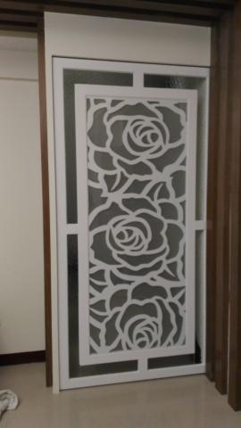 采亦油漆 - 特殊門片花雕烤漆,其造型線條曲折繁複。無論是補土打磨或噴漆,都實屬不易,需要有耐心與相當的技術才能勝任。 采亦油漆 - 特殊門片花雕烤漆,其造型線條曲折繁複。無論是補土打磨或噴漆,都實屬不易,需要有耐心與相當的技術才能勝任。