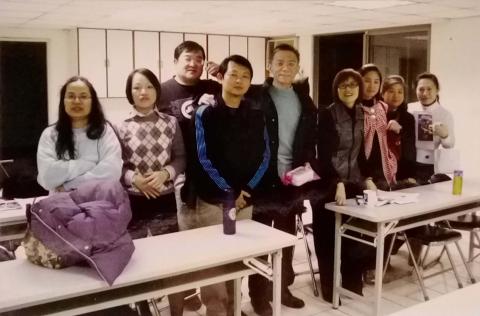 華致愉 - 企業包班實例：台中市某旅行社職員與導遊群採用小班制教學。
(相片中間為老師本人)