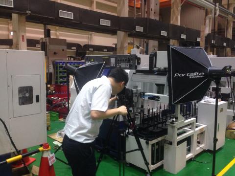 周威廷 攝影X設計X印刷  工作室 - 現場大型機台拍攝