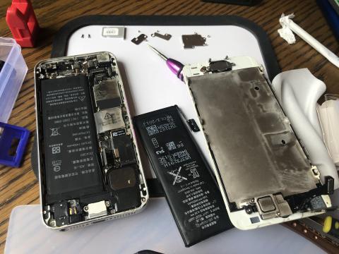 修修Phone行動維修服務 - 5/31 預約外修
iPhone 5 電池膨脹導致屏幕分離。