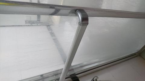 佳居家事服務有限公司 - 清潔前的乾濕分離的玻璃門