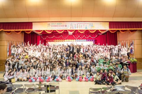 吳翊弘 - 高三時作為亞洲八國學生英文專題比賽(ASEP)的主持人，部分參加學校的合照