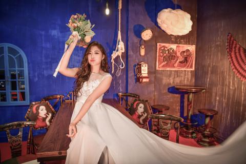 貝菈魔法工作室 - 專業模特兒STELLA在貝菈魔法工業風店面