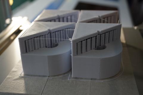 新竹縣竹東鎮3D列印專業代工 - 輕鋼架用LED燈無法安裝在樓板上，自行設計、列印LED燈固定角座