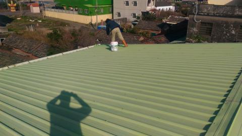 明新專業油漆團隊各種承包工程 - 屋頂鐵皮油漆保護