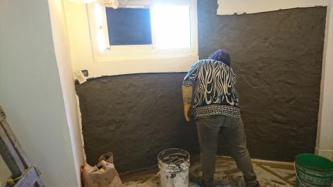 巨雅工程行 - 施工礦物纖維水泥填堵磚牆面的裂縫抵抗滲透，阻斷壁癌發生。