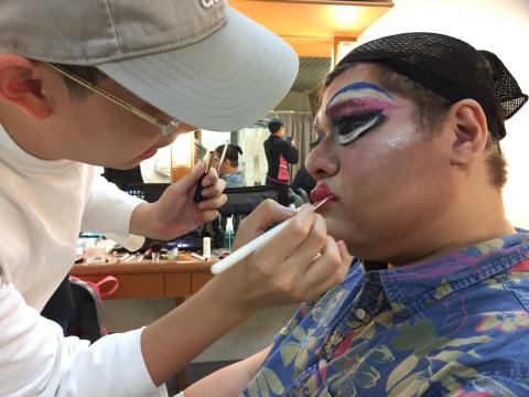 深夜放電所 - 2018年3月，演出活動前為表演者上妝。
(本次表演內容為變裝皇后，妝髮造型至道具所有表演細節一手包辦)