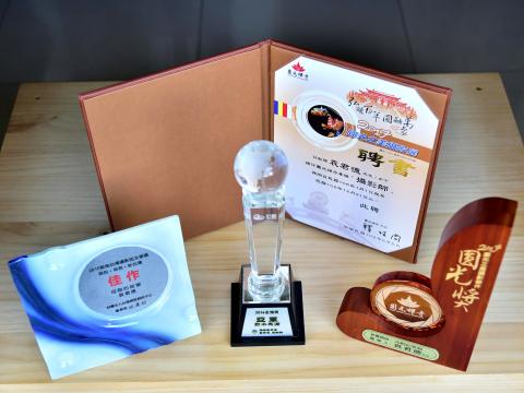 默照攝影 - 獎盃與聘書