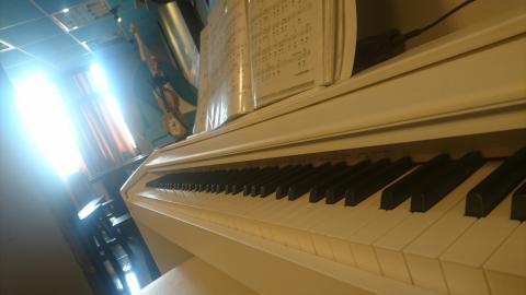 心靈小屋咖啡館店長咖啡師 - 基礎鋼琴教學