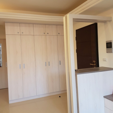 威李工作室 - 大門後方的收納櫃,可收納物品及放置現代人大量的鞋子.也可收放客人來
時的衣物等
