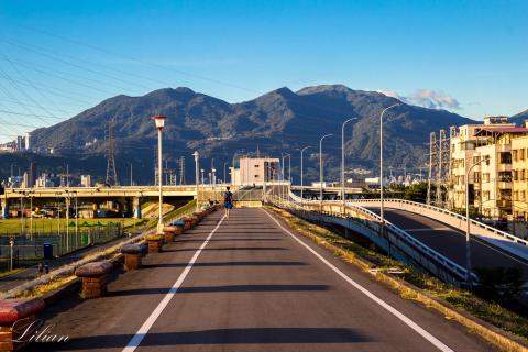 悠雲閣工作室 - 此山並非能時常看見，唯有在天氣剛好的時候，才能窺探的清楚。山影之美，那光影的交錯的道路，彷彿能通往神秘的世界，彷彿能走向最美結局。