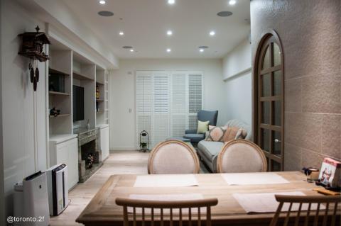 墨根空間設計股份有限公司 - 新竹 權峰案 
由餐廳往客廳拍攝,美式殖民風格.