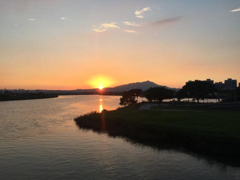 雲慶文化創意工作坊 - 天邊火燒雲
雲邊海上行
天地一線間
露出半山頂