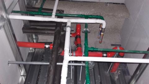 统理水电 - 飯店浴室冷熱及排水上配管施作。