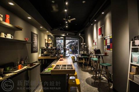 新傑創室內設計裝修有限公司 - 來~來~來~今天小週末，向您推薦座落於文青氣息豐厚的淡江大學旁──【光合咖啡】。 大片明亮玻璃門窗透視整個空間，整個街道都是我的咖啡館~ 咖啡豆在烘豆機上恣意的跳動著，悅耳的音符，咖啡香溢滿著整個空間，另人如痴如醉~ 沒有吵雜的都會人潮， 除卻煩躁，釋放壓力，享受放鬆片刻，人生一大享受~ 再忙也要和你(妳)喝杯咖啡&hellip; #新傑創 #商業空間設計 #光合咖啡