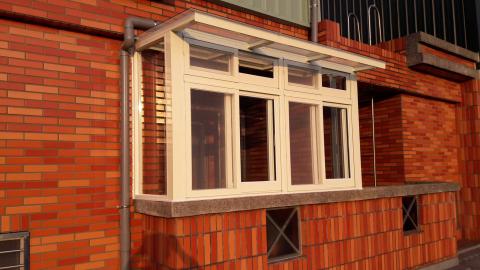 展翔鋼鋁門窗 - 陽台窗
增加室內空間，防風、防雨、防塵、防蚊、曬衣
陽台乾淨好打掃，也可放東西
窗戶皆採用氣密窗等級以上，讓水密、氣密性能便優越