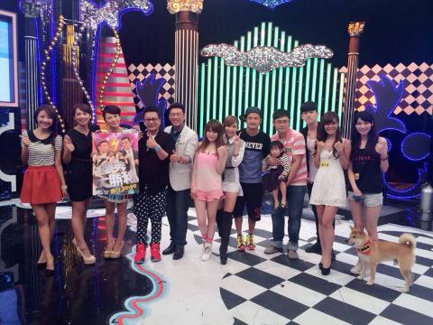 赫菈文創整合行銷有限公司 - 節目錄影藝人合影
(節目：真的了不起)