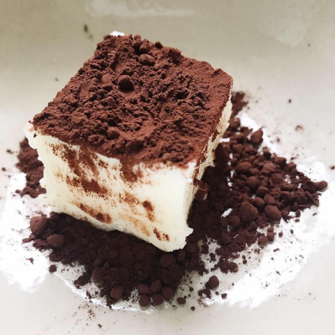 金門療癒牛奶糕 - 黑人牙膏 （巧克力牛奶糕）裹粉為低脂高濃度可可粉。