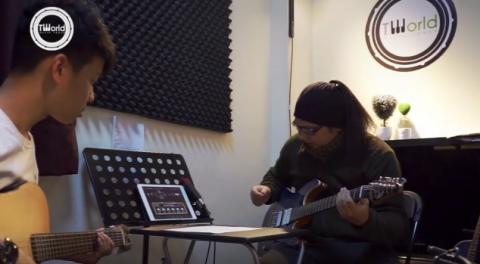 周振隆 - 在音樂教室做教學