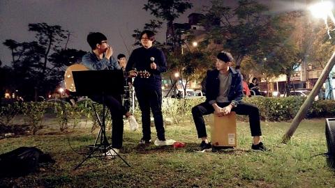 邱偉宏 - 擔任旅館聖誕晚會表演人員