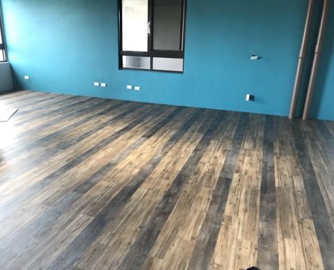 小陳塑膠地板 - 長條跳色