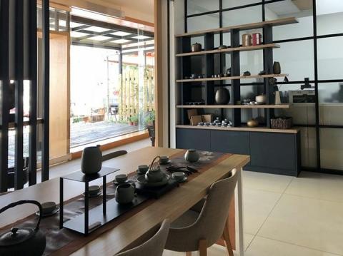 乾品帝室內設計 - 早安～小編帶來新的案件進度，木作隔柵，利用巧思還能壁掛電視，走線槽，照圖施做，3D擬真渲染，歡迎私訊，喜歡就幫忙按讚分享唷，有驚喜價～
#商業空間規劃
#古樸感
#老技術新思維的整合
#工程進度
#歡迎預約