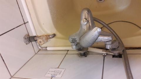 统理水电 - 新配押接熱水管至蓮蓬头銜接。