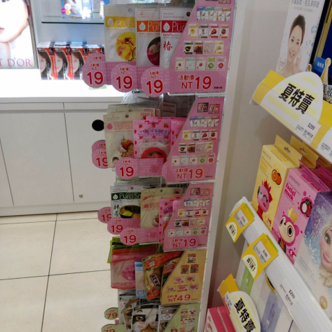 ＱＱ就是想設計 - 屈臣氏面膜塔設計