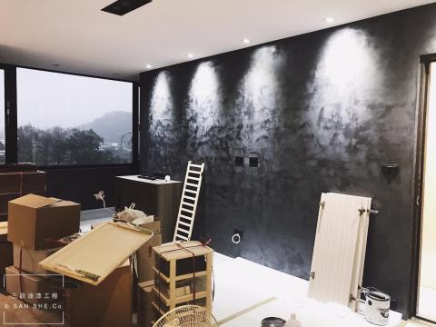 三設企業 - • 施工地點:七堵透天厝
• 服務項目:全室粉刷噴漆、特殊仿飾藝術塗裝
• 坪數:60坪
--------------------------------------------------
⚠️歡迎需要粉刷裝潢的老闆們請致電或私訊詢問哦～
?服務範圍：北北基、桃園、新竹以北
?免費線上諮詢?免費到府估價
➖提供線上報價服務➖
✅免費諮詢專線：0987350753