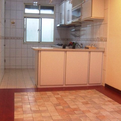 渼好生活室內設計裝潢 - 以不同材質處裡地板  做為區隔使用區   這樣更寬廣