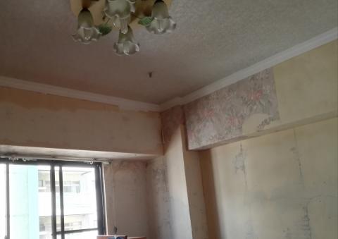 采亦油漆 - 舊有壁紙改換粉刷上漆。其壁紙清除必須乾淨,不能殘留紙屑。尚要整牆透批白土再磨平,上漆後才能平整均匀。 采亦油漆 - 舊有壁紙改換粉刷上漆。其壁紙清除必須乾淨,不能殘留紙屑。尚要整牆透批白土再磨平,上漆後才能平整均匀。