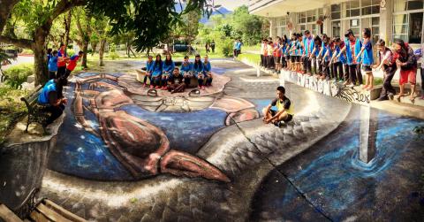 Vavayan藝術工坊 - 《布農洪水神話之大螃蟹與巨蛇戰爭》
形式：3D藝術繪畫
媒材：水泥漆 ‧ 水泥地面
年代： 2016
尺寸：15&times;20m