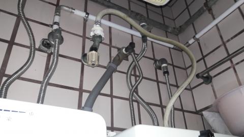 统理水电 - 抓漏，浴室熱水管押接新配管。