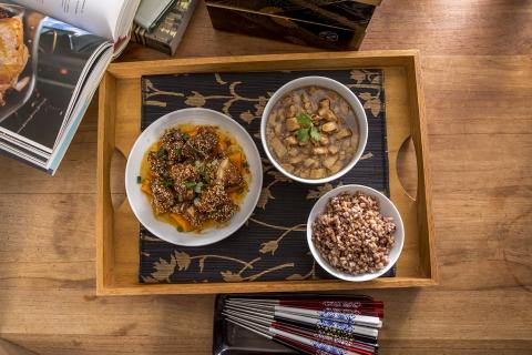 孔繁毅 - ©版權所有請勿使用 五星級飯店的鮑魚與鹽磚.試著用柔的光線,但又集中打在鮑魚上,