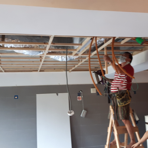 永逢春營造公司 - 天花板扭曲變型，支撐木斷了重新舖設