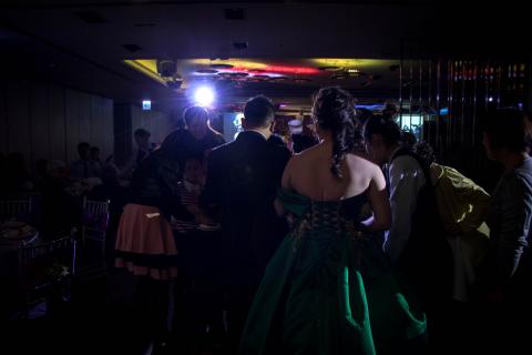 Zeke（力克）空拍、獨立攝影師🎥 - 中二攝影Studio
 『婚禮攝影寫真』
我是攝影師Zeke，以婚禮攝影紀實為主，曾與希薇亞婚禮公司合作攝影師，獨立接案希望能讓價格更親民❤️
 

 
服務項目：婚禮攝影紀實、情侶攝影、人像攝影、商業攝影、全家福、寶寶藝術照、孕婦寫真、各式活動側拍、攝影寫真照。
 

 
IG作品集:https://www.instagram.com/zeke_visual.tw/