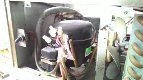 佳良冷凍空調工程 - 壓縮機更換維修。