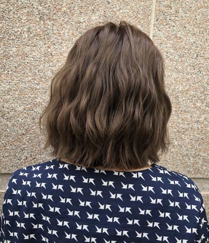 Mika - 明亮的灰杏色，能夠營造出柔和的氛圍。流露出宛如外國人般的氣質，也讓髮尾的線條看起來更加自然。

每個女孩都適合自己的髮型，Mika 都是依每個人的頭型 、髮性、個人特質等、去朔造適合每個寶貝客人的髮型，如果想改變 卻苦無想法 ， 不如與我聊聊吧～?

MIKA Llne ID➡mikasetting 
Multi salon 地址➡台中市一中街138-31號

預約電話➡04-22254353
