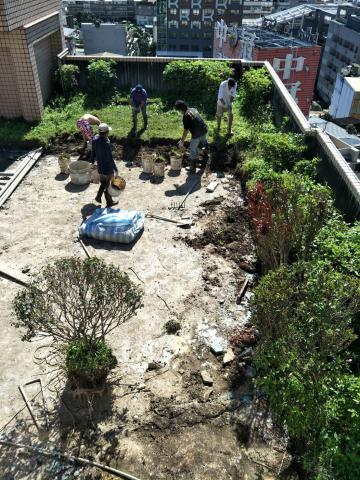 翔鴻工程公司 翔鴻防水工程公司 - 公寓大樓頂樓防水，隔熱施工。清除整地