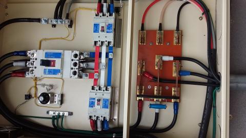 统理水电 - 双发电机交替，双投ks流盤配線施作。