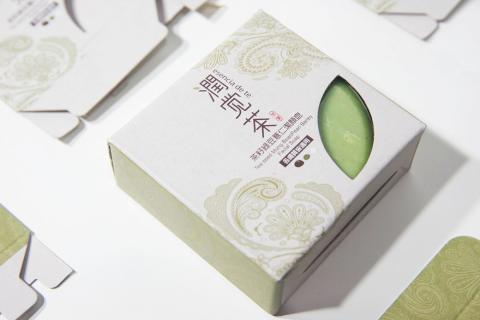 賴俞蓁 - （於公司任職期間之設計作品）「潤覺茶茶籽綠豆薏仁潔顏皂」包裝設計