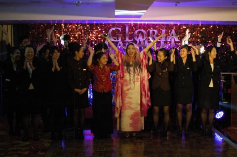 亮相娛樂有限公司 - 【巨星獻唱】臺灣金鐘、金曲歌后許景淳帶領全體服務人員，投入為獻唱貴賓即興高歌。