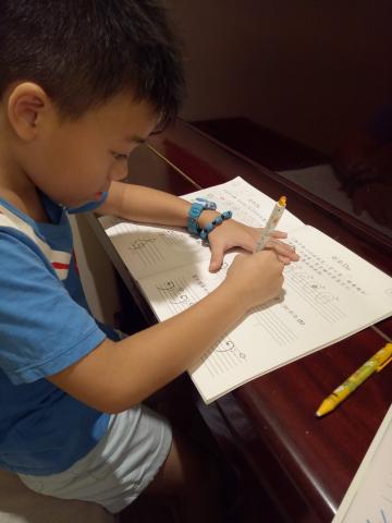 潘潘老師 - 認真寫樂理，除了會彈琴，我還懂很多音樂知識唷！