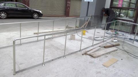 湯竣傑不鏽鋼工作室 - 殘障步道用欄杆