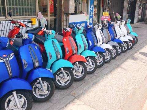 名陽中古機車行 - 售 ： 各式中古機車
 ☸☸車行於台中市豐原區豐勢路2段1142號
☸可以預約時間過來看車
☸☸可配合全省機車托運
☸☸分期1500 (手續費交車)
♩可配合辦理分期付款 (外縣市也能辦理)
年滿18可辦理分期 可0頭期 無需工作證明 輕鬆過件 讓你購車輕鬆無負擔
♩ ♩詳細車價請私訊訊問♨
♐♐全車消耗品以整理換新 無事故 無泡水 無須待修 品質保證♐
♐♐有實體店面不用擔心買到來路不明的車子， 有興趣者可以預約時間來店看車
♐♐來本店購車正常保養情況下享有保固
♐♐可車換車高價收購你的車
♐♐店內車款