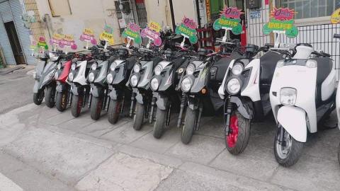 名陽中古機車行 - 售 ： 各式中古機車
 ☸☸車行於台中市豐原區豐勢路2段1142號
☸可以預約時間過來看車
☸☸可配合全省機車托運
☸☸分期1500 (手續費交車)
♩可配合辦理分期付款 (外縣市也能辦理)
年滿18可辦理分期 可0頭期 無需工作證明 輕鬆過件 讓你購車輕鬆無負擔
♩ ♩詳細車價請私訊訊問♨
♐♐全車消耗品以整理換新 無事故 無泡水 無須待修 品質保證♐
♐♐有實體店面不用擔心買到來路不明的車子， 有興趣者可以預約時間來店看車
♐♐來本店購車正常保養情況下享有保固
♐♐可車換車高價收購你的車
♐♐店內車款